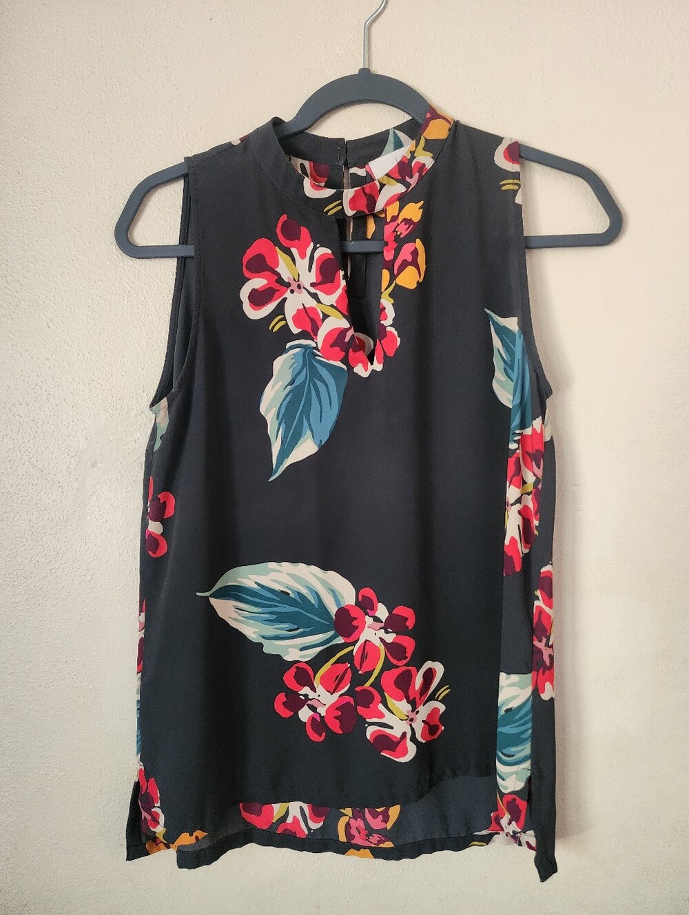 LOFT Tropical Floral Sleeveless Blouse High Mock Neck Keyhole Top Gray Red XS
